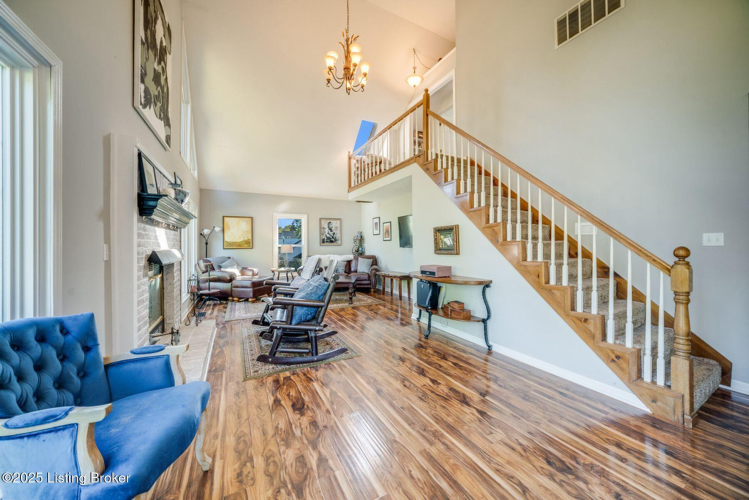 Listing Image 4
