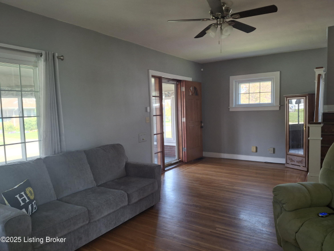 Listing Image 8