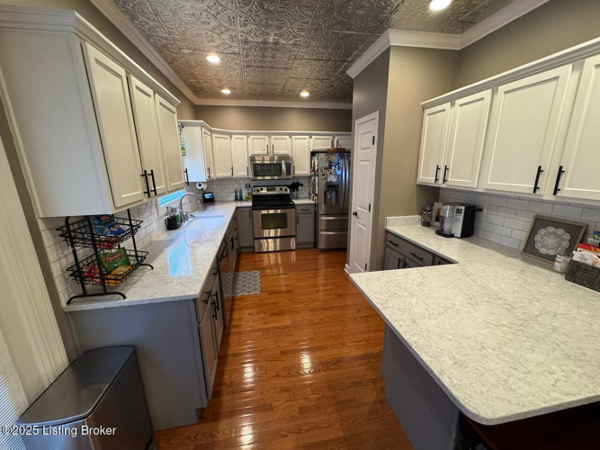 Listing Image 8