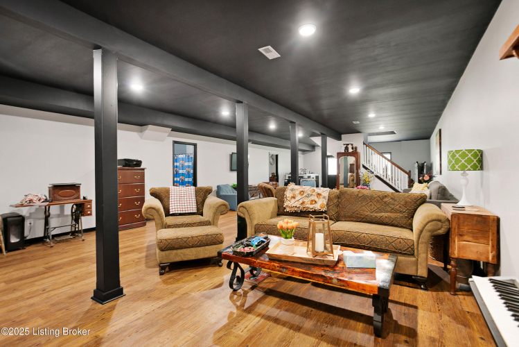Listing Image 19