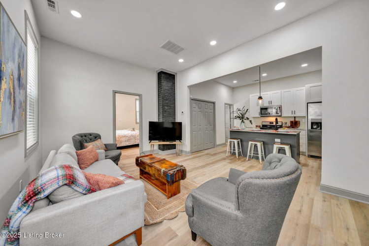Listing Image 15