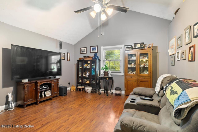 Listing Image 15