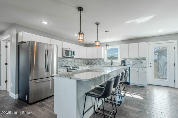Listing Image 10