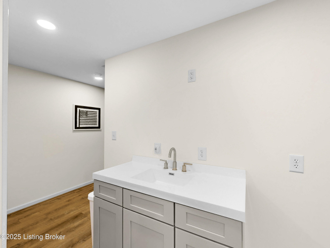 Listing Image 42