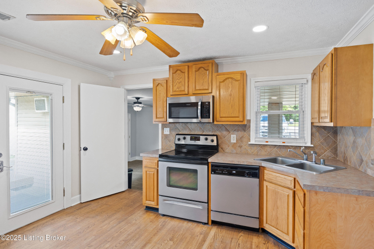 Listing Image 11