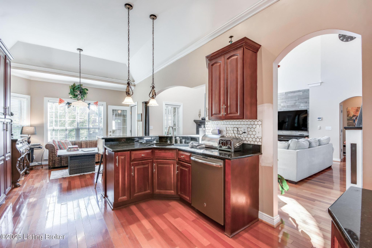 Listing Image 19