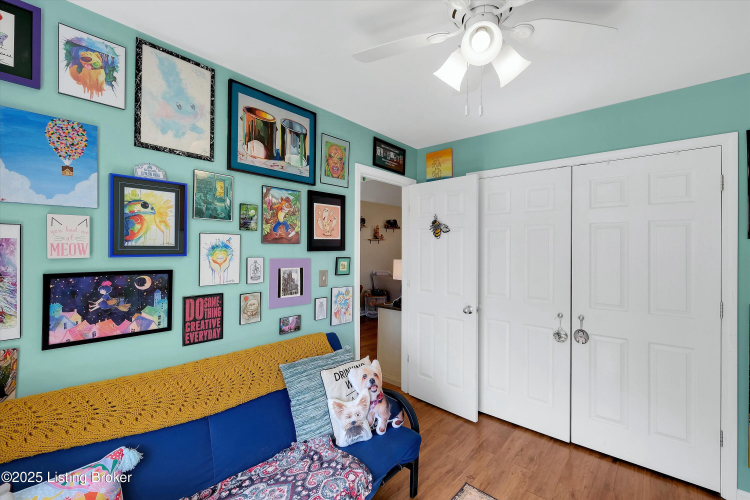 Listing Image 4