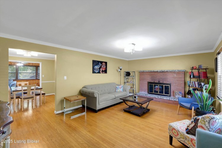 Listing Image 4