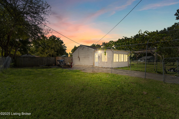 Listing Image 4