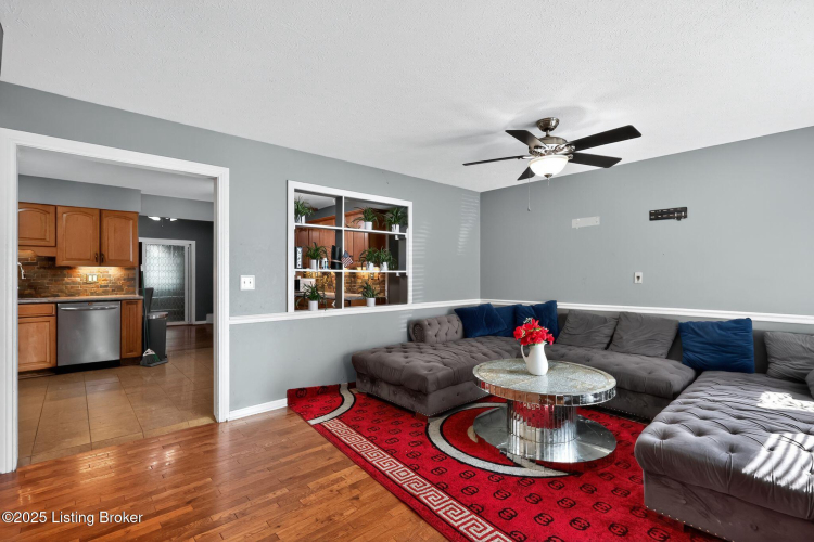 Listing Image 12
