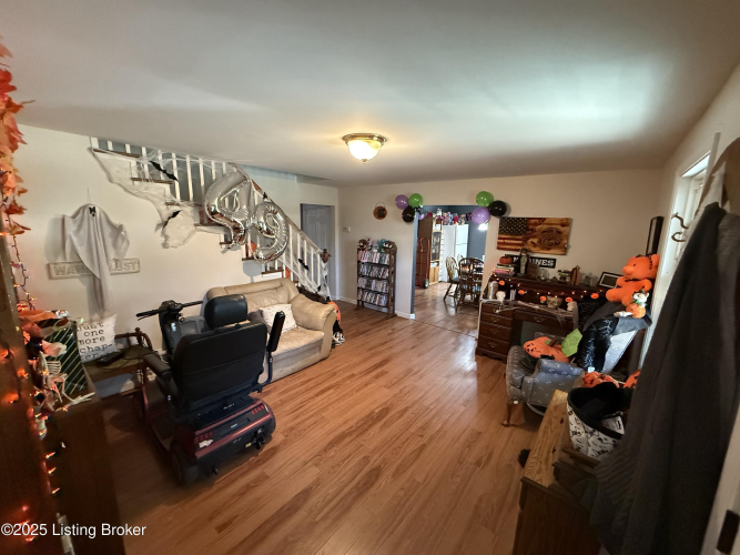Listing Image 4