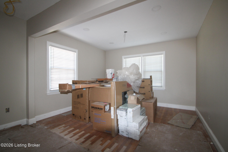 Listing Image 4