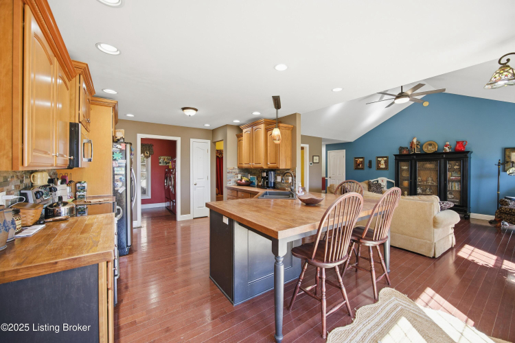 Listing Image 11