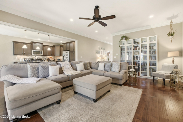 Listing Image 11