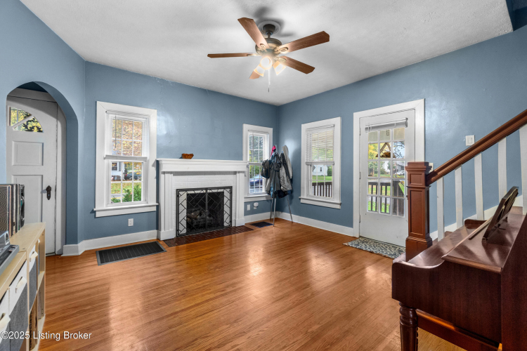 Listing Image 4