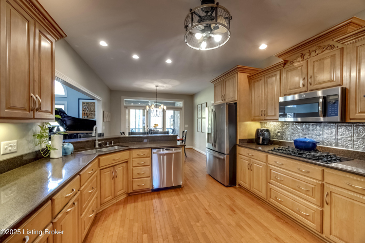 Listing Image 10