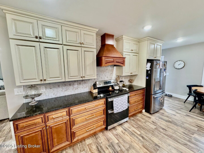 Listing Image 12