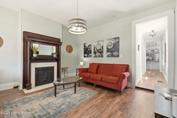 Listing Image 4