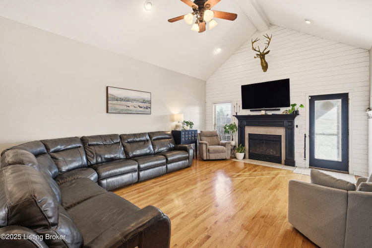 Listing Image 15