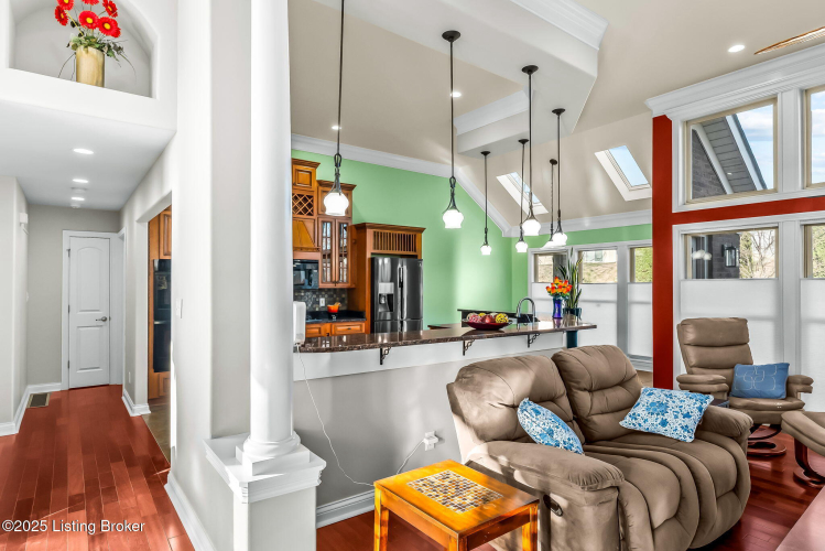 Listing Image 10