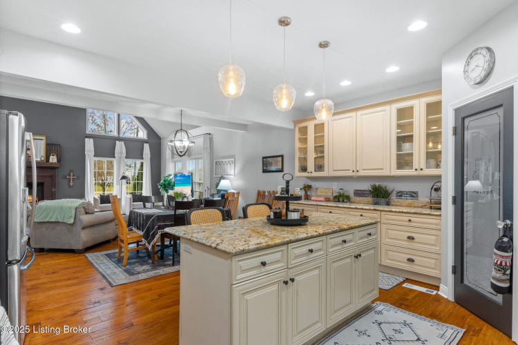 Listing Image 10