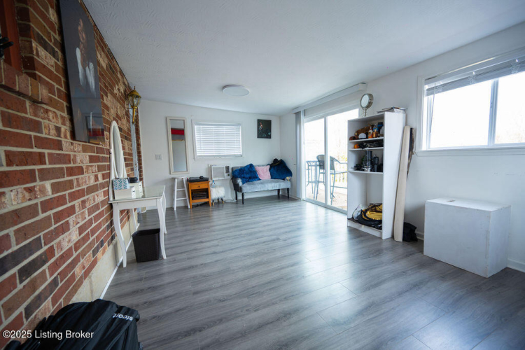 Listing Image 16