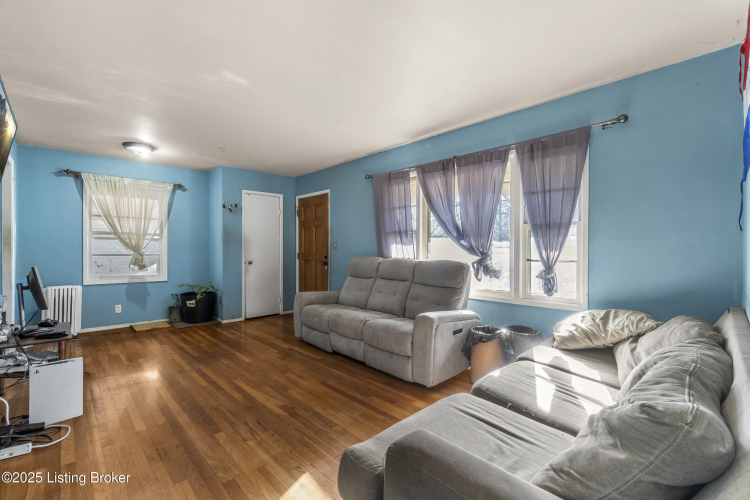 Listing Image 4