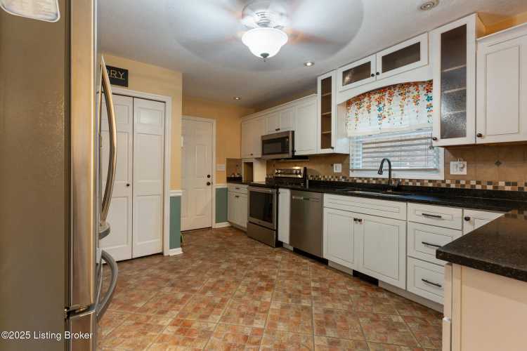 Listing Image 12