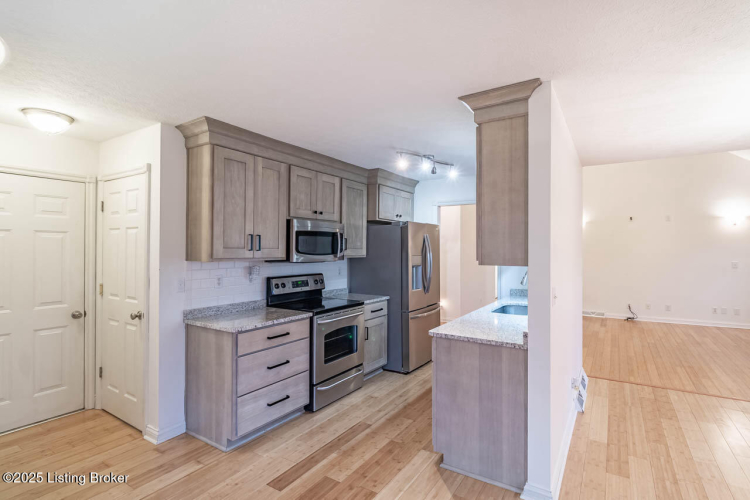 Listing Image 16