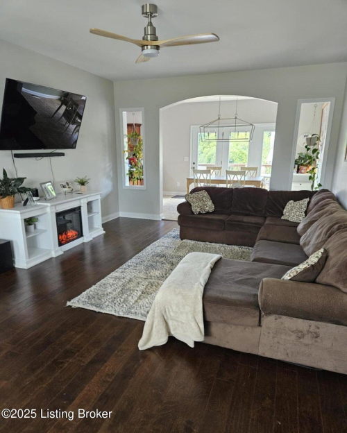 Listing Image 6
