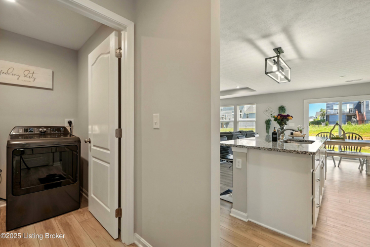 Listing Image 12