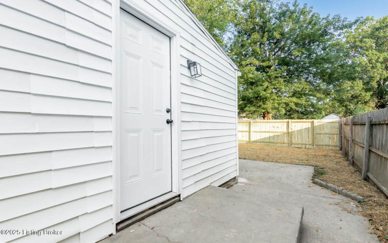 Listing Image 4