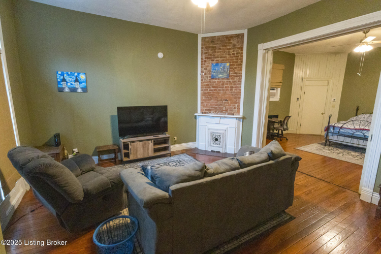 Listing Image 4