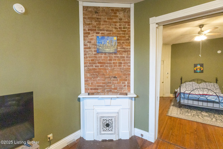 Listing Image 9