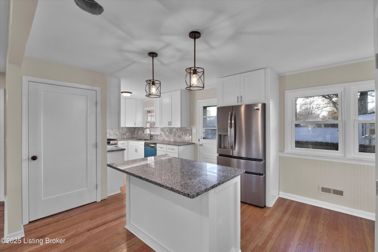 Listing Image 12