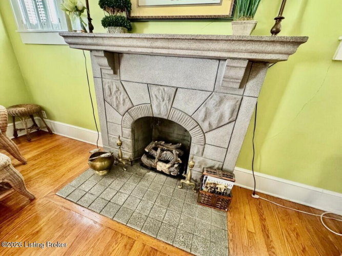 Listing Image 4
