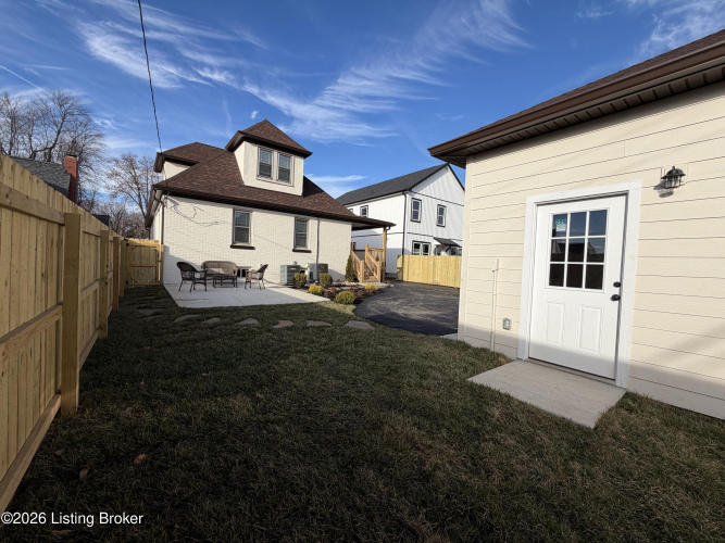 Listing Image 11
