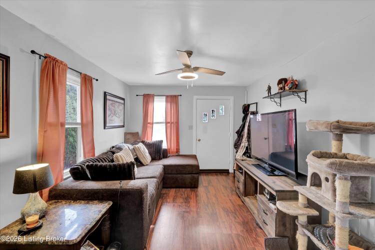 Listing Image 4
