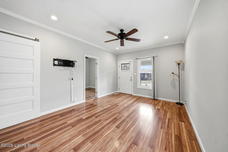 Listing Image 9
