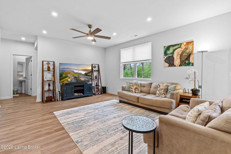 Listing Image 12