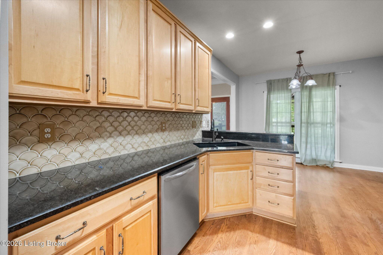 Listing Image 12