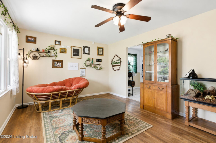 Listing Image 4