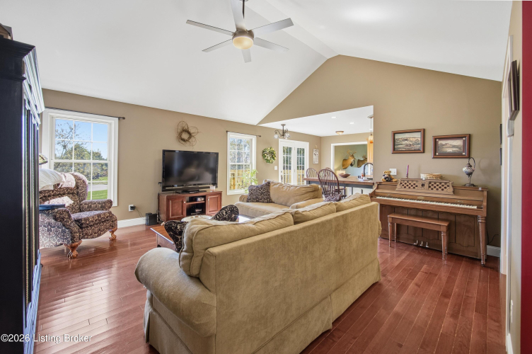 Listing Image 11