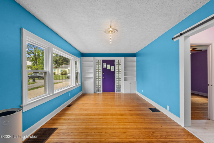 Listing Image 4