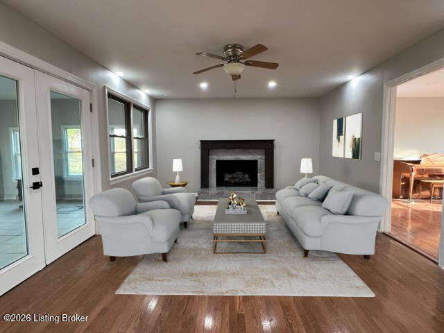 Listing Image 11