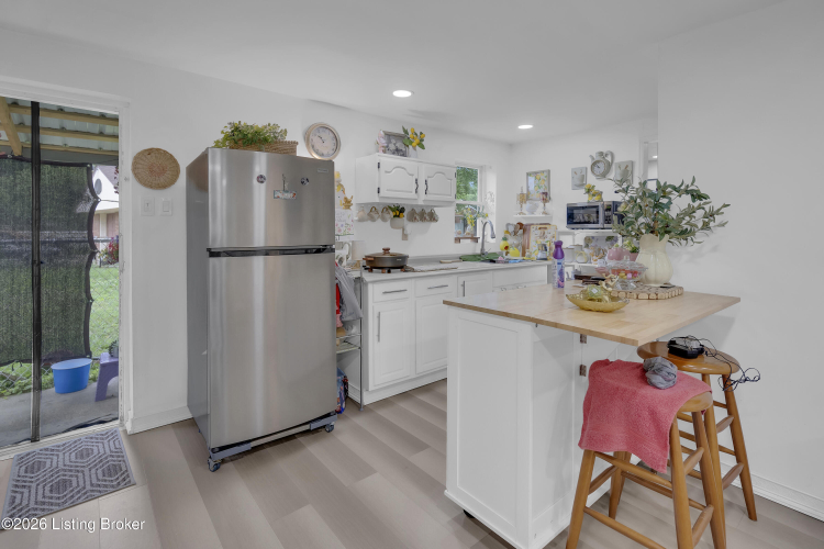 Listing Image 6