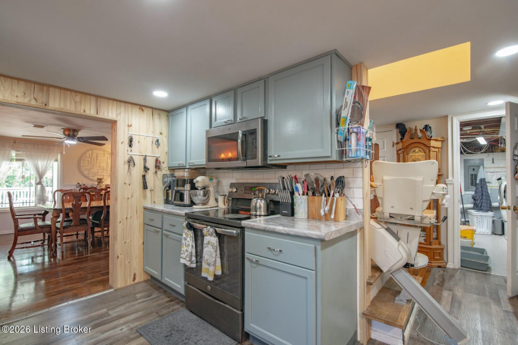 Listing Image 12