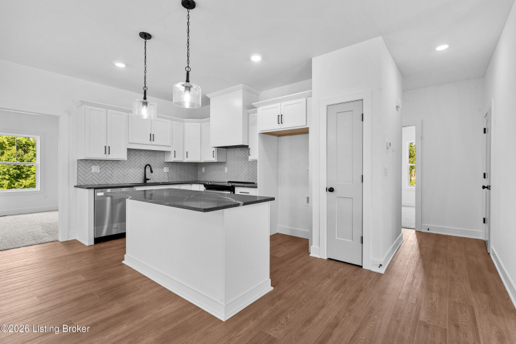 Listing Image 10