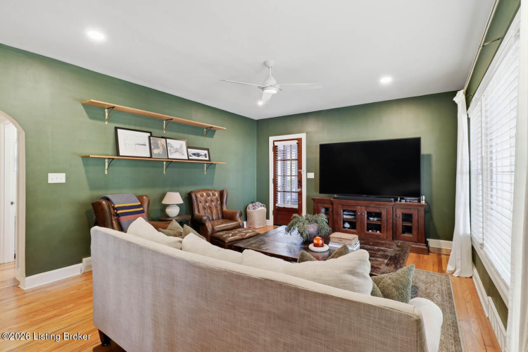 Listing Image 4