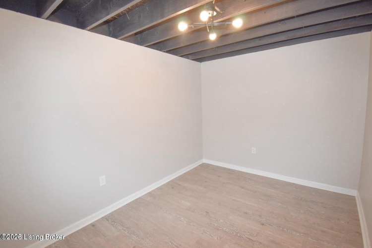 Listing Image 28
